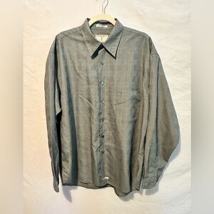 Burma Bibas Classics men’s button up dress shirt
Size L
Glen Check plaid pattern